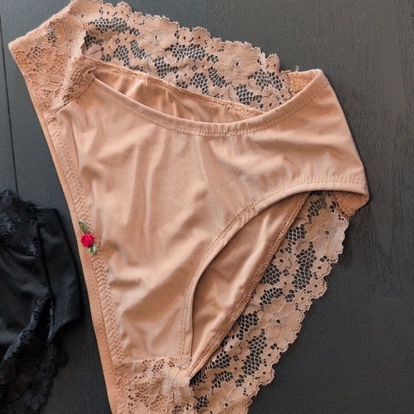 Elegant Lace Trim Panty Set - Black and Tan - Picture 2 of 9